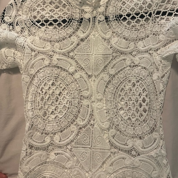 White dress made of embroidered material - Picture 4 of 7